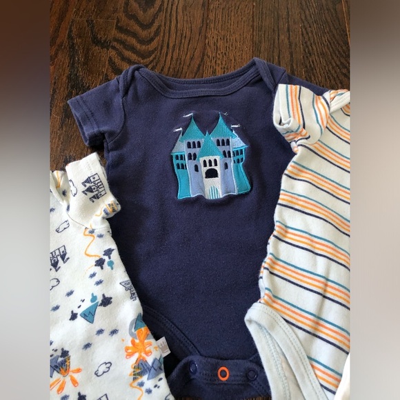 Rosie Pope x4 Bundle: Boys 3-6M “King of the Castle” Short-Sleeve Onesie Set - Picture 3 of 9